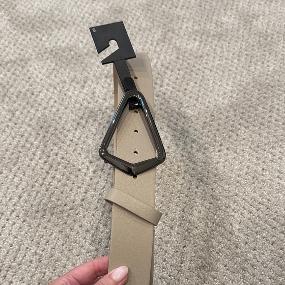 ❤️Express Women's Taupe Belt with Black Geometric Buckle - Picture 3 of 9